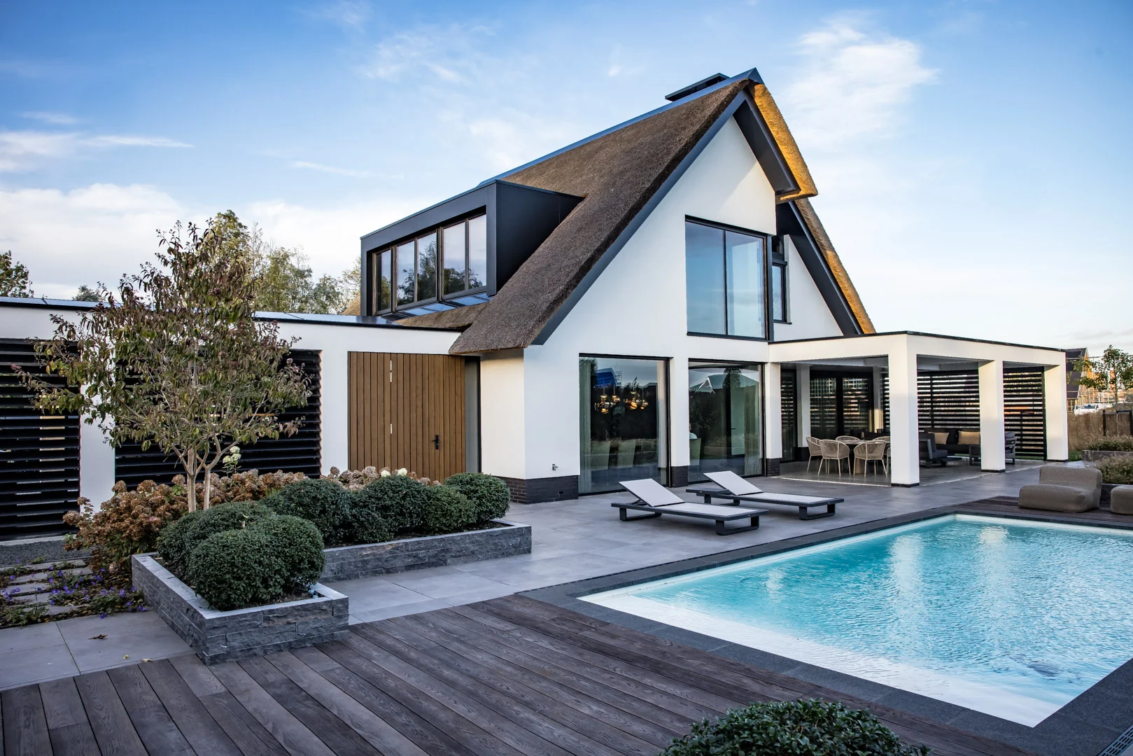Luxe villa met zwembad en grote glaspartijen