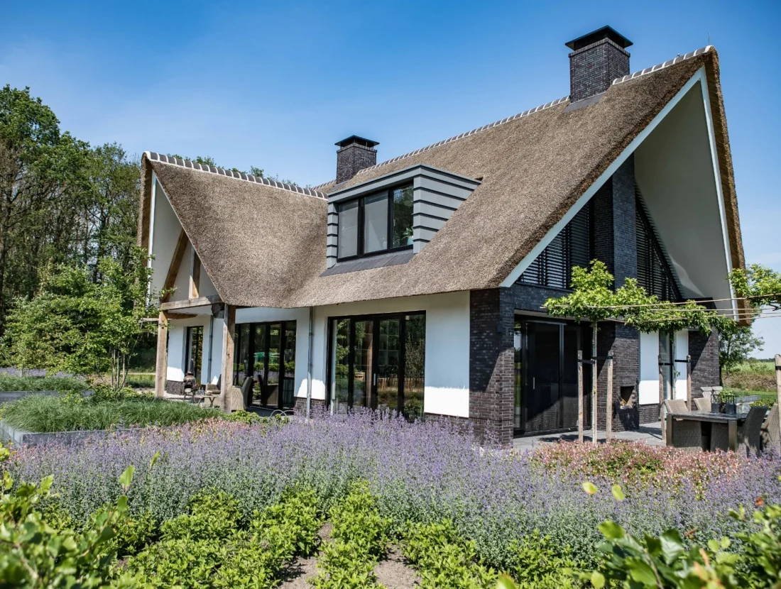 Moderne landelijke villa met grote raampartijen