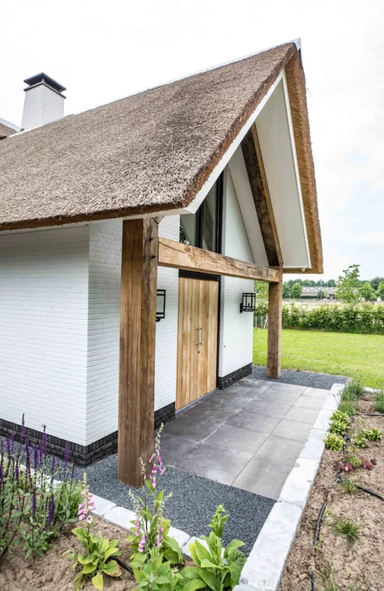 Moderne rietgedekte villa met houten details