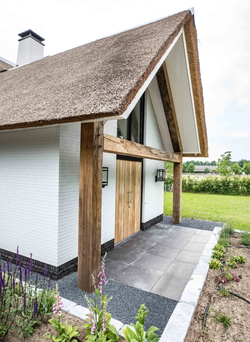 Moderne rietgedekte villa met houten details