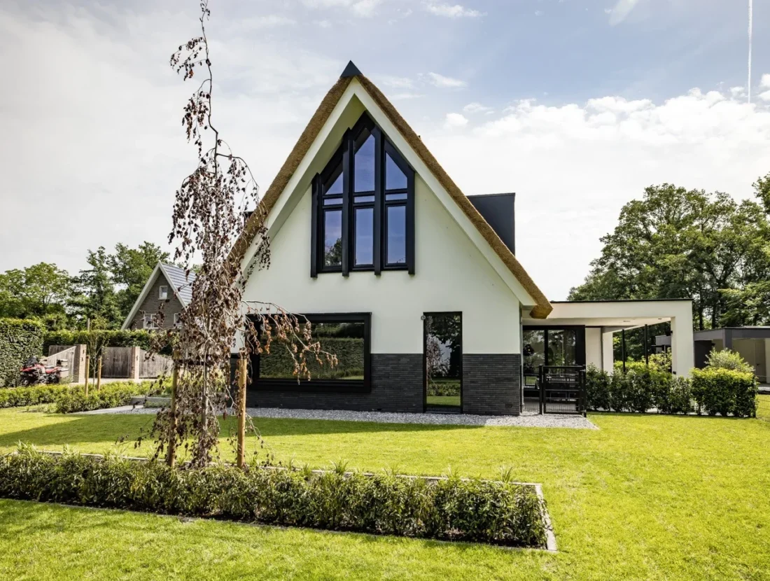 Moderne villa met rietgedekte kapvorm