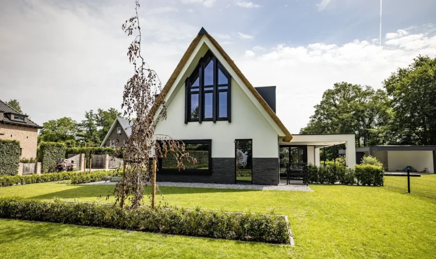 Moderne villa met rietgedekte kapvorm