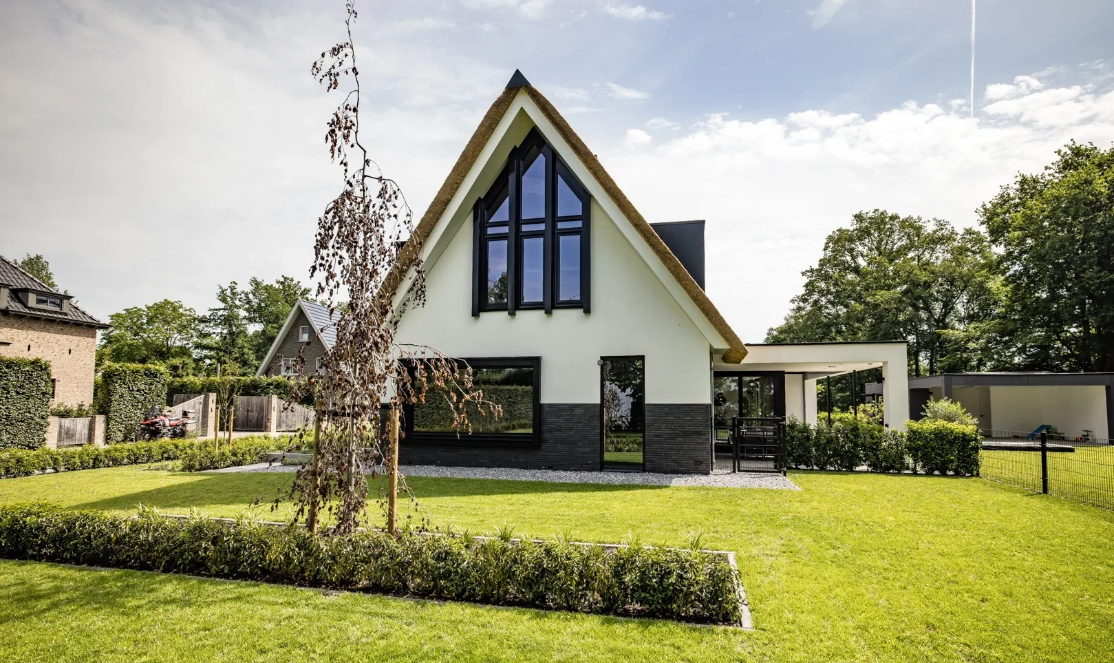 Moderne villa met rietgedekte kapvorm