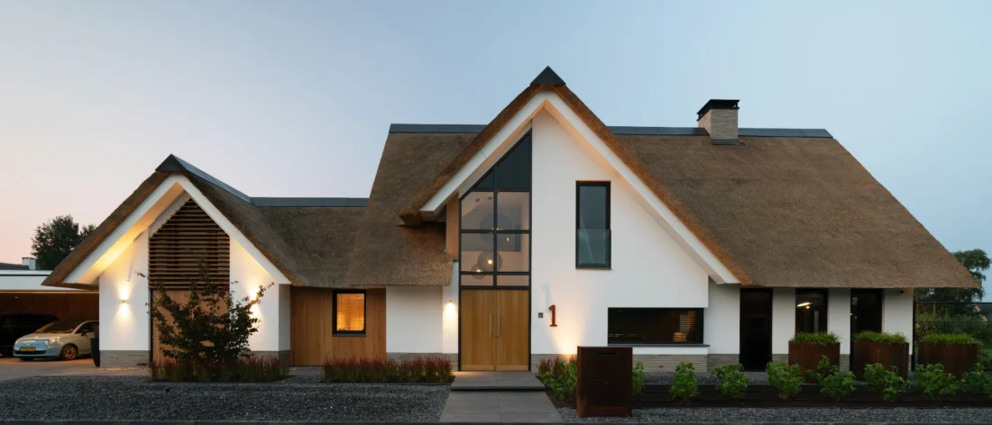 Landelijk-moderne woning met rieten dak, ontworpen door Bekhuis & KleinJan