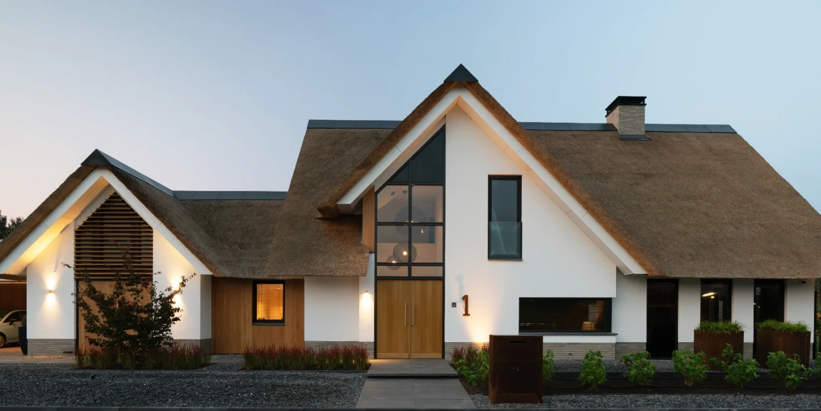 Landelijk-moderne woning met rieten dak, ontworpen door Bekhuis & KleinJan