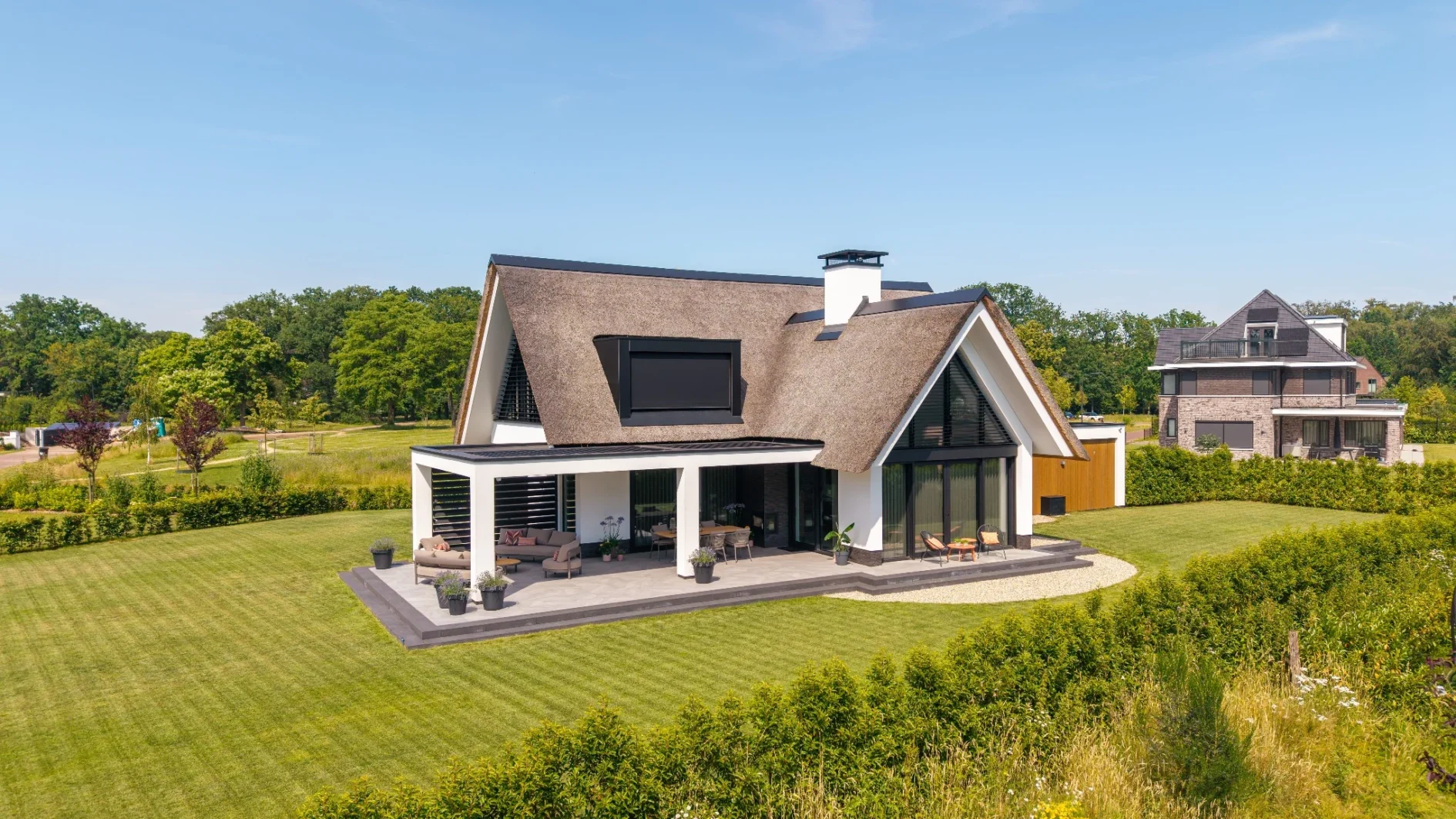 Dronefoto van landelijke villa, ontworpen door Bekhuis & KleinJan