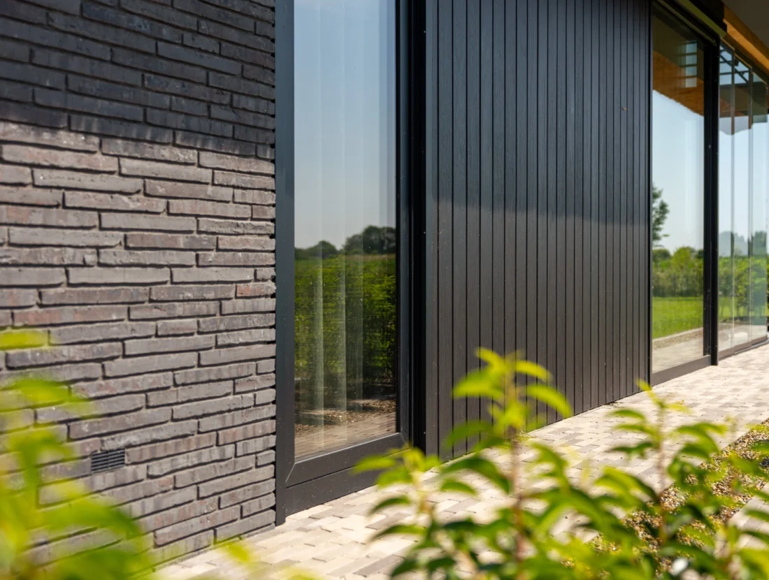 Grijze gevelstelen en houten gevelbekleding
