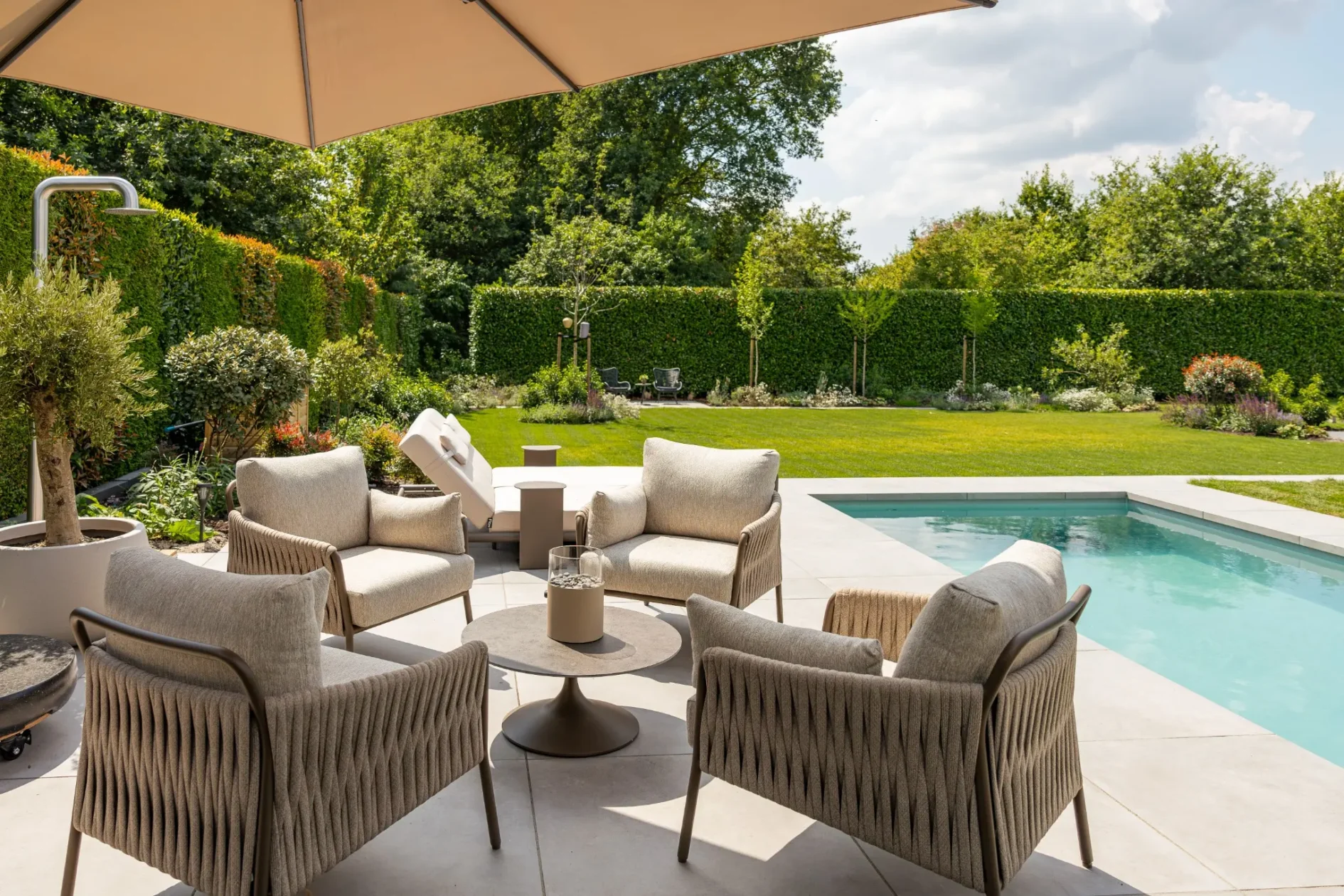 Loungeterras bij het buitenzwembad in de tuin