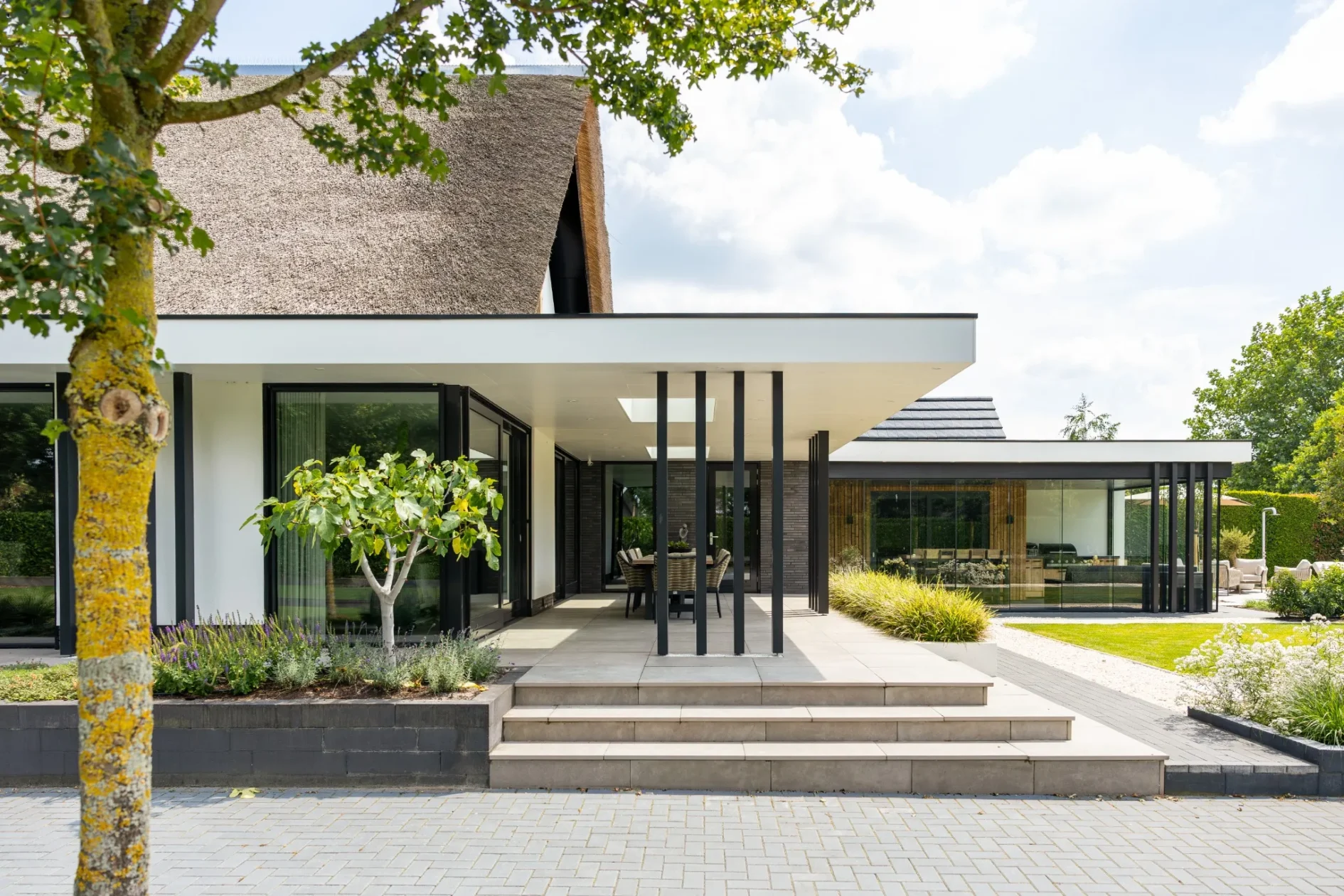Overkapping en uitbouw van een luxe villa