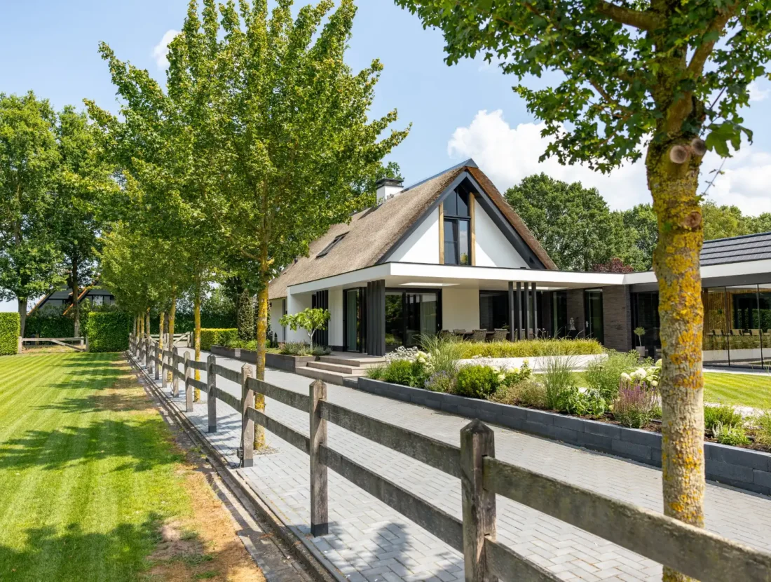 Rietgedekte maatwerkwoning vanuit de tuin gefotografeerd