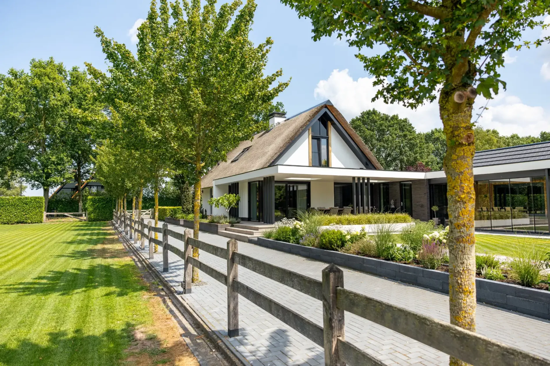 Rietgedekte maatwerkwoning vanuit de tuin gefotografeerd