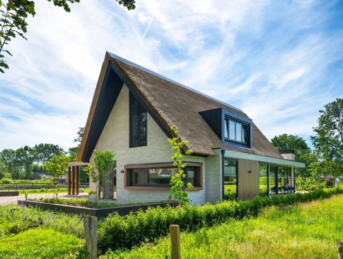 Luxe woning met rieten kap en witte gevelstenen