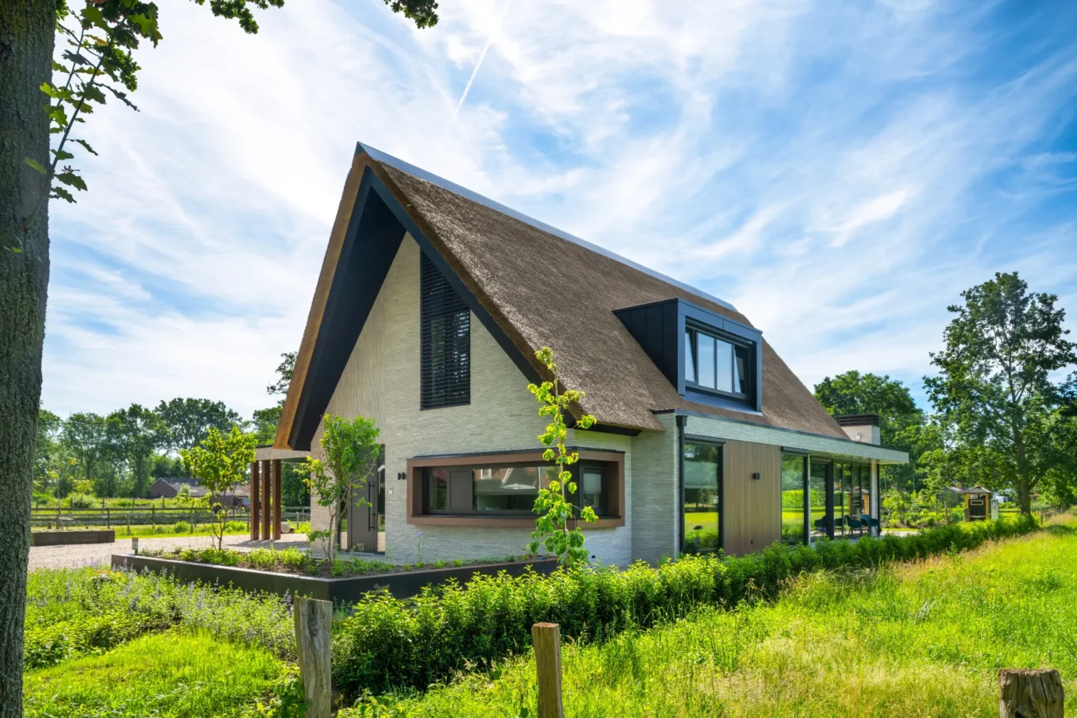 Luxe woning met rieten kap en witte gevelstenen