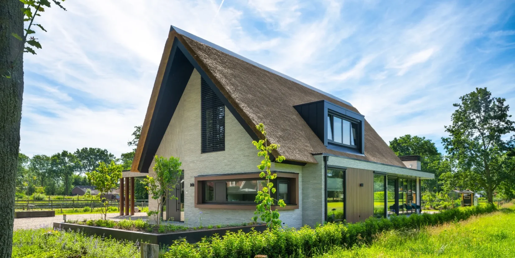 Luxe woning met rieten kap en witte gevelstenen