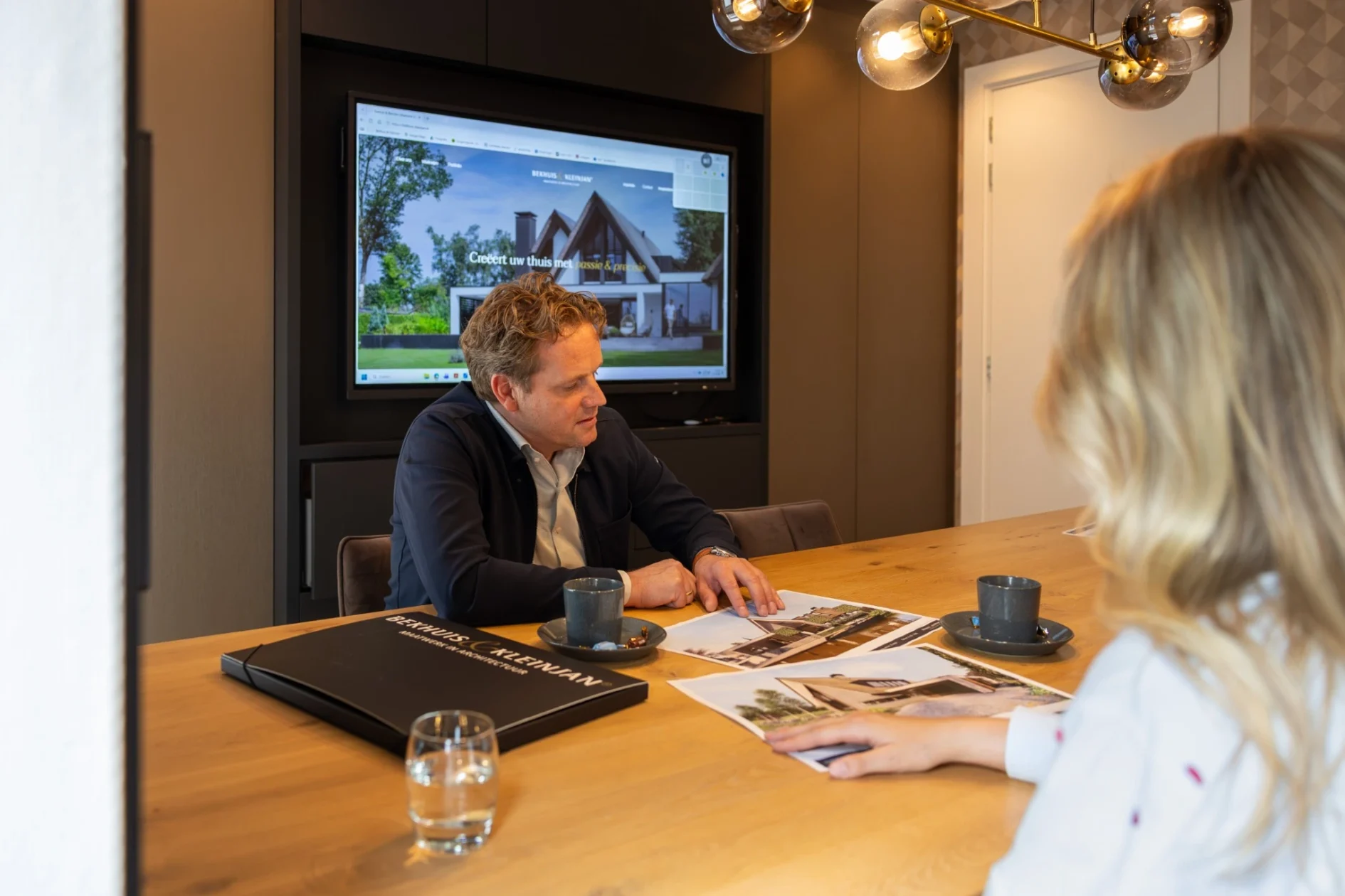 Details bespreken van een woningontwerp door Bekhuis & KleinJan