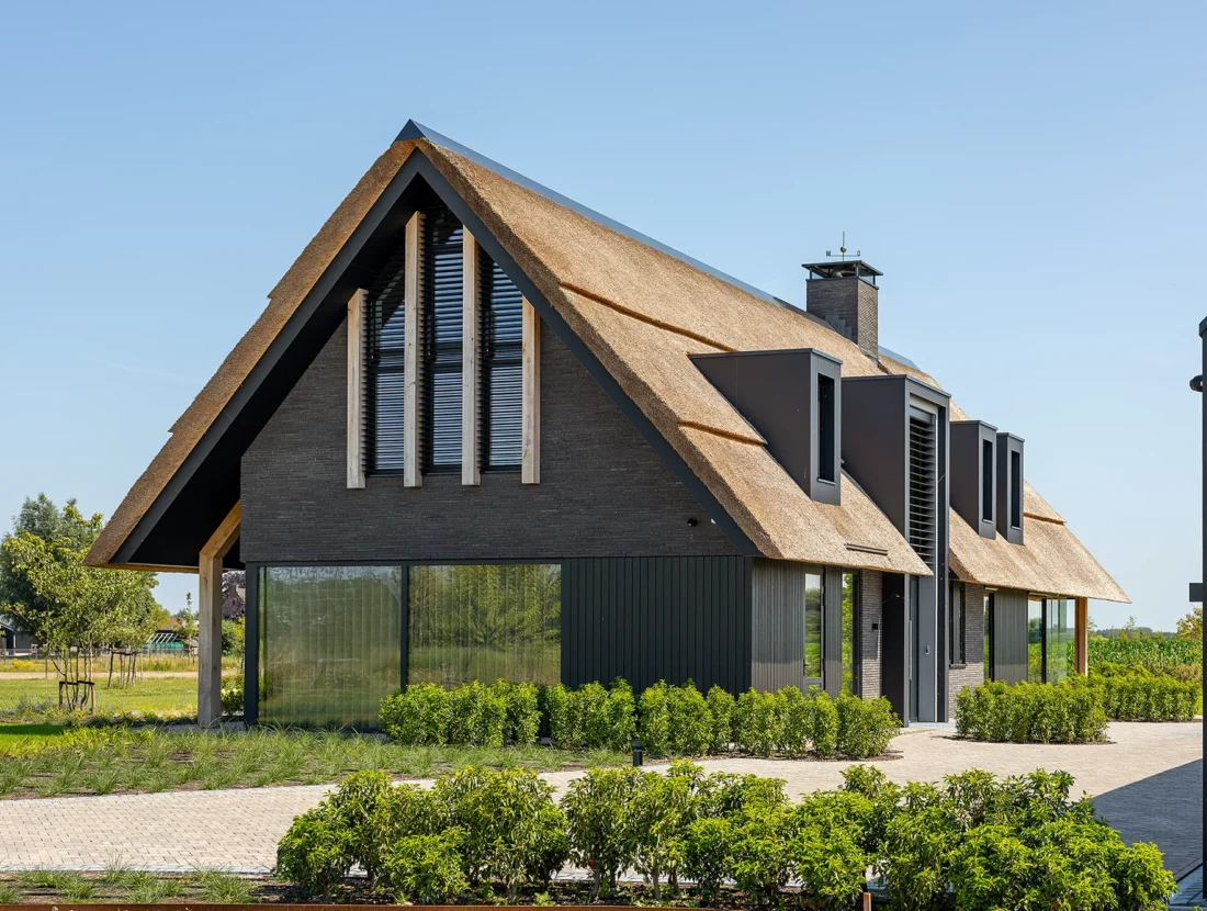 Schuurwoning met rieten kap, ontworpen door Bekhuis & KleinJan