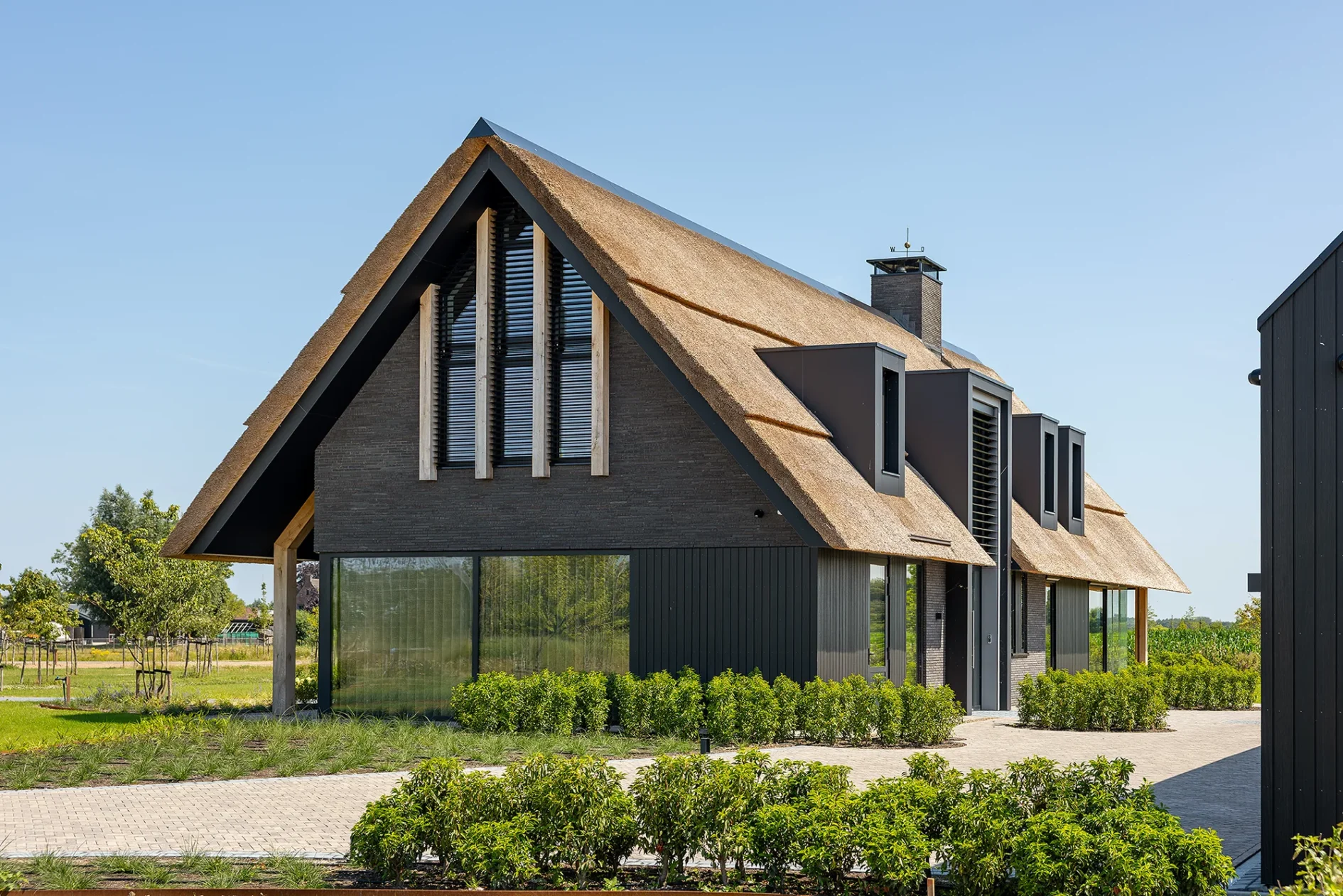 Schuurwoning met rieten kap, ontworpen door Bekhuis & KleinJan