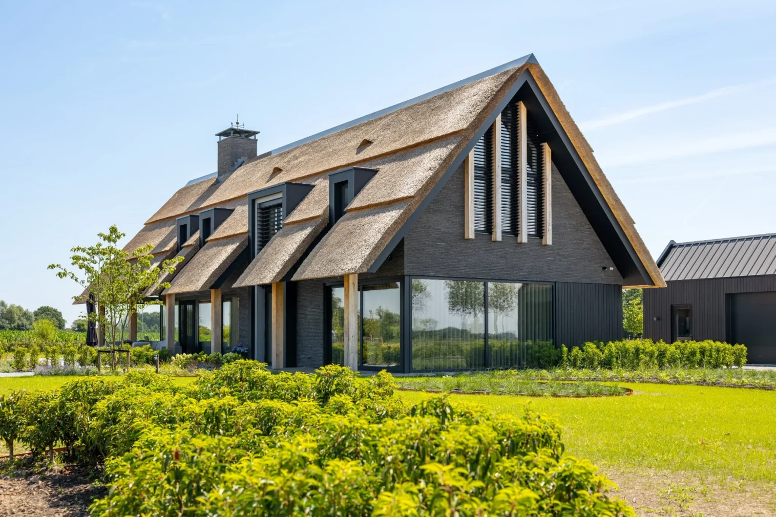 Schuurwoning met rieten kap en houten details, ontworpen door Bekhuis & KleinJan