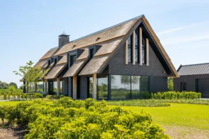 Schuurwoning met rieten kap en houten details, ontworpen door Bekhuis & KleinJan