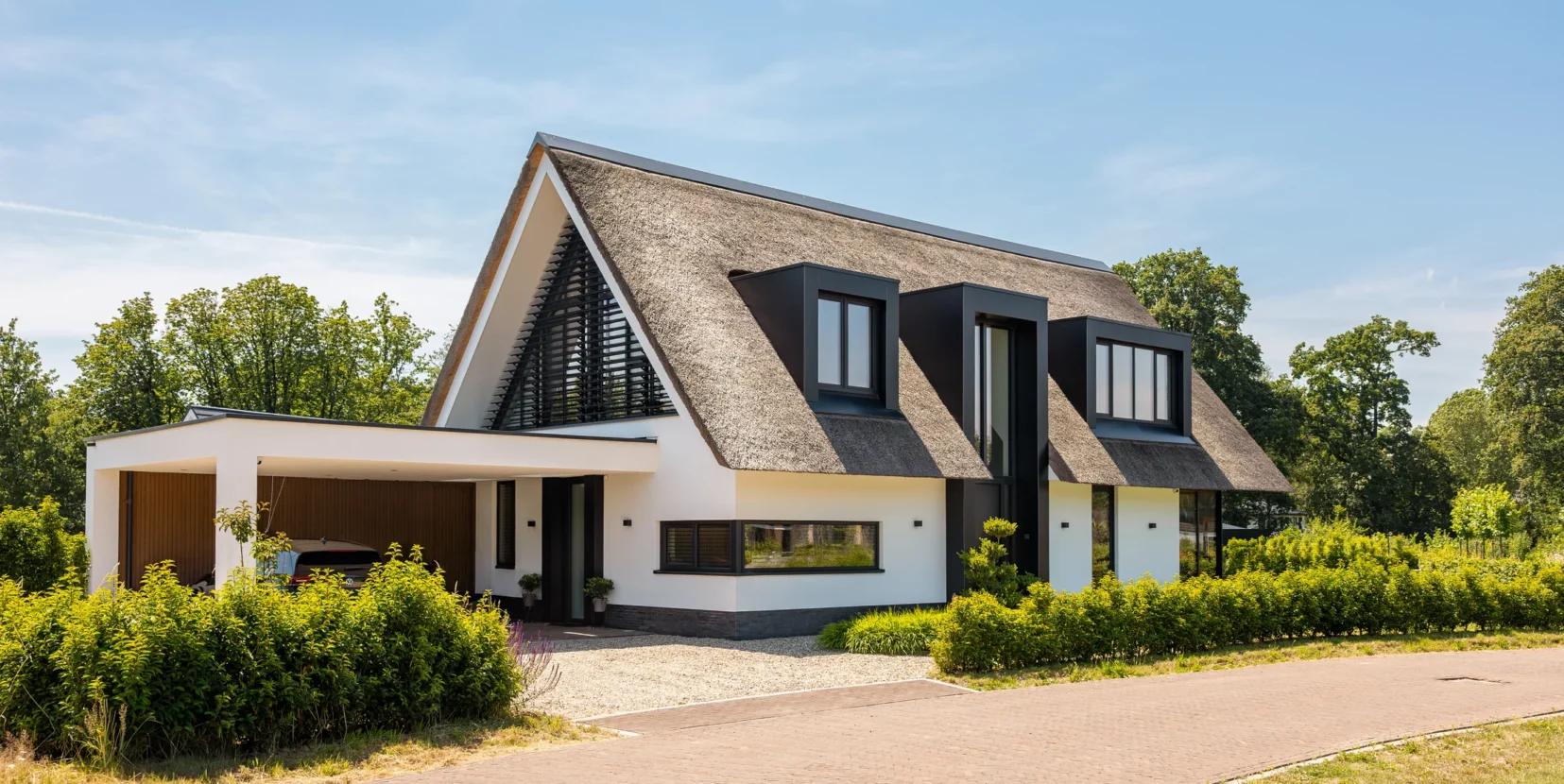 Voorgevel van moderne landelijke villa, ontworpen door Bekhuis & KleinJan