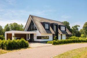 Voorgevel van moderne landelijke villa, ontworpen door Bekhuis & KleinJan