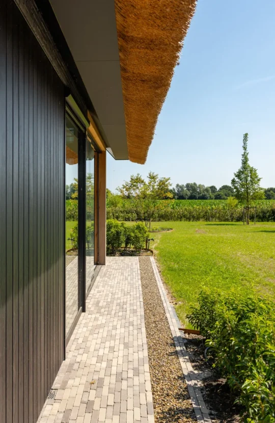 Zwarte gevelbekleding en overstek bij schuurwoning, ontworpen door Bekhuis & KleinJan