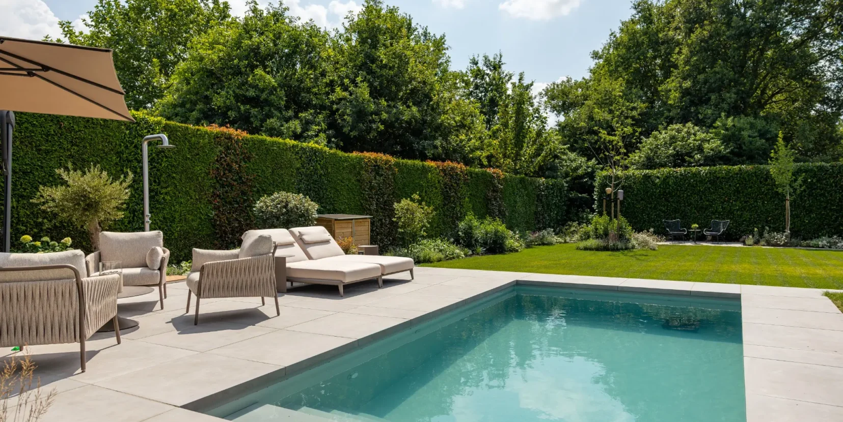 Zwembad bij rietgedekte woning, luxe woning