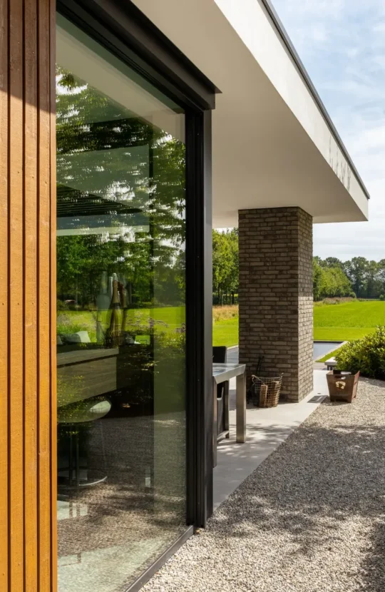 Houten gevelbekleding en metselwerk