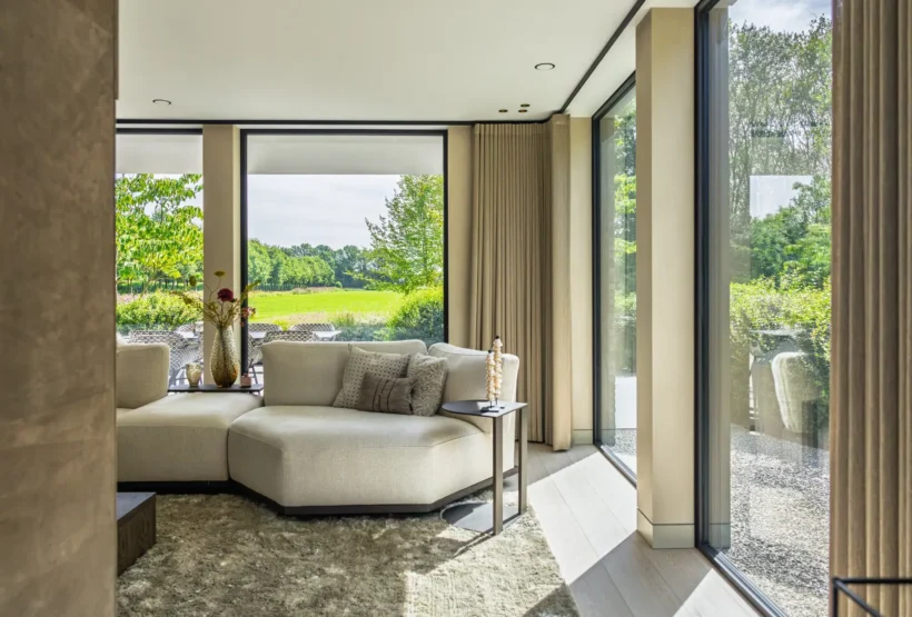 Luxe interieur met zicht op de tuin en het landschap