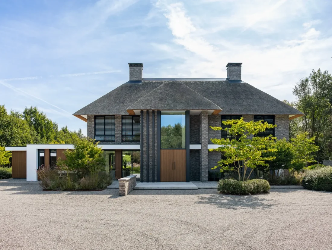 Voorgevel van klassieke woning met riet, ontworpen door Bekhuis & KleinJan