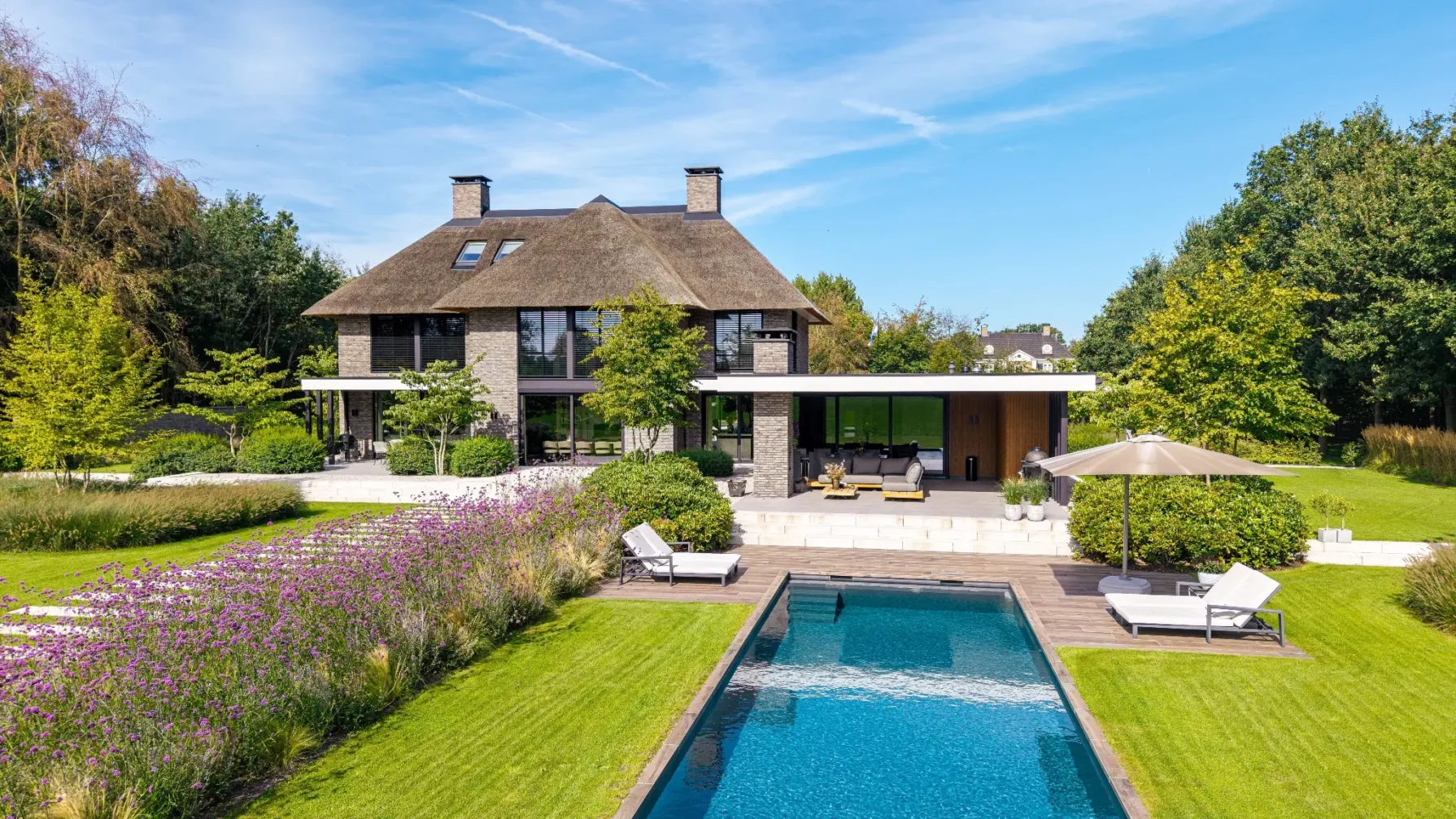 Woning met zwembad en luxe details