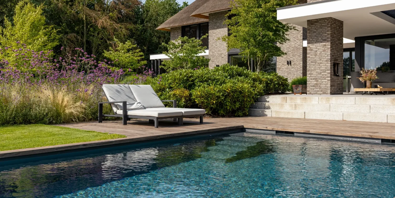 Zwembad bij een luxe villa ontworpen door Bekhuis & KleinJan