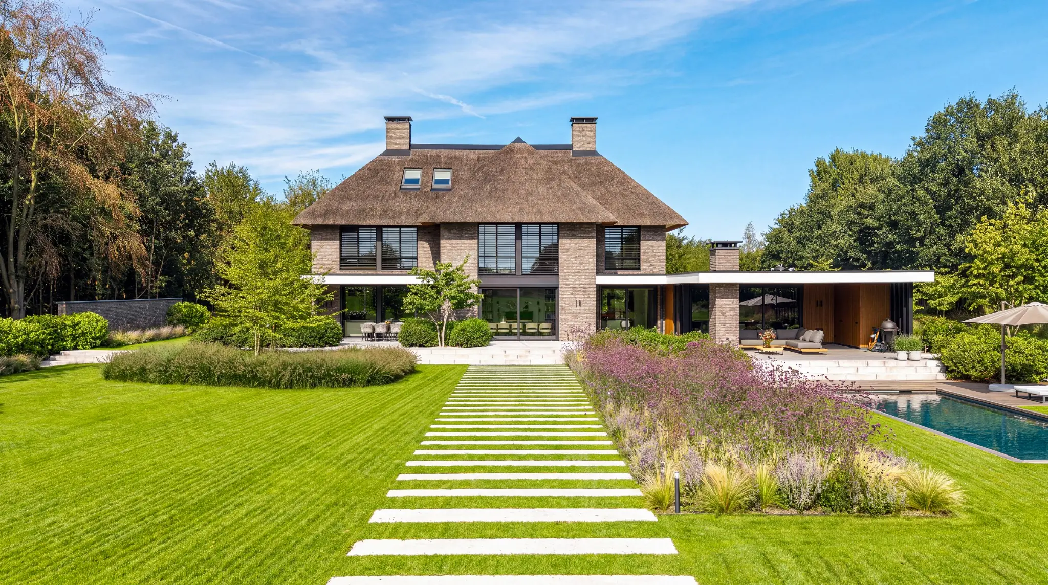 Klassieke villa met luxe details, een zwembad, overkapping en symmetrische achterzijde, ontworpen door Bekhuis & KleinJan